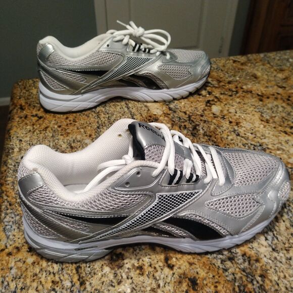 Reebok Pheehan Running Shoe 1AP506 Men’s Size 9 4E Silver Foil With Black/White